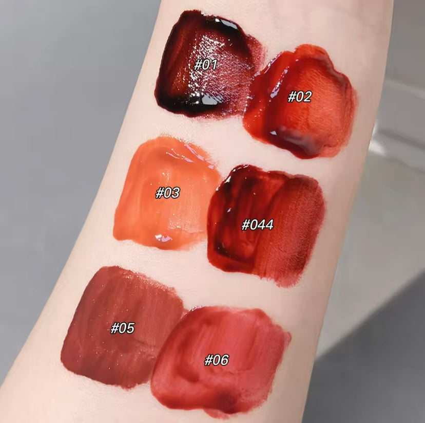 Hochpigmentierter roter flüssiger Lippenstift, dunkelroter, spiegelbrauner Lippenstift, leichte Befeuchtung mit Wasser, Antihaftbecher, Lippenkosmetik