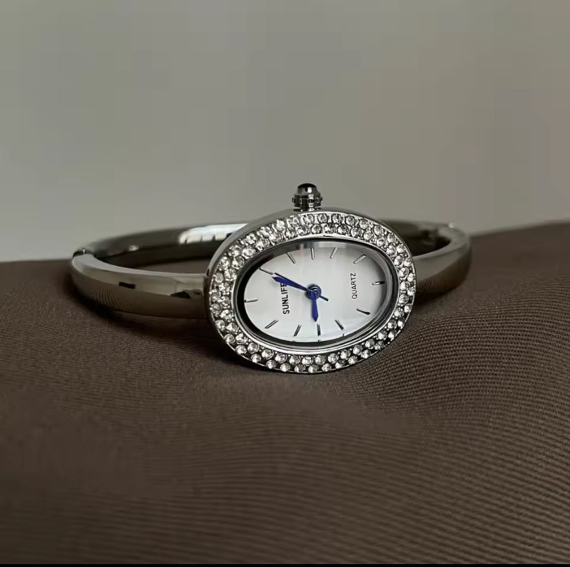 Dropshipping Berühmte Marke Uhren Frauen Diamant Verkrustete Oval Zifferblatt Quarzuhr Luxus Geschenke Armband Armbanduhr Reloj Mujer
